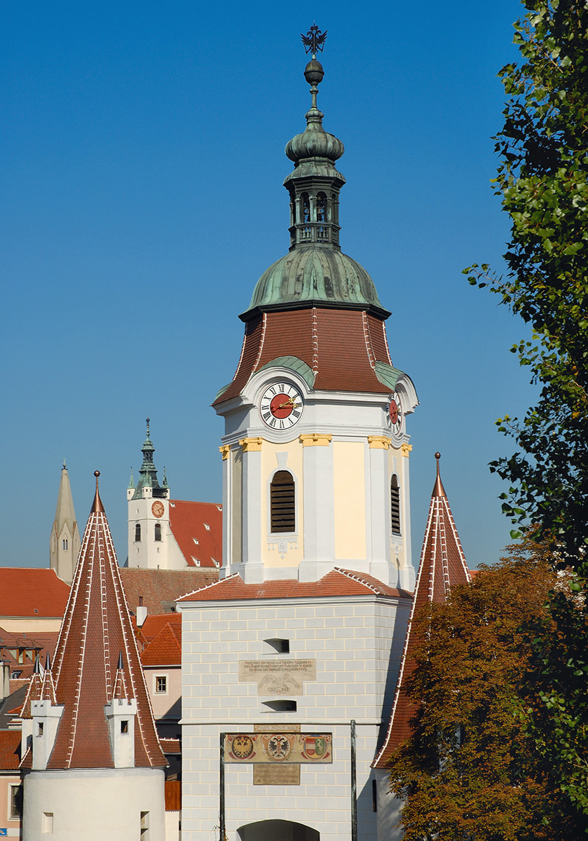 Krems, Steiner Tor, Piaristenkirche und Turm von Dominikanerkloster