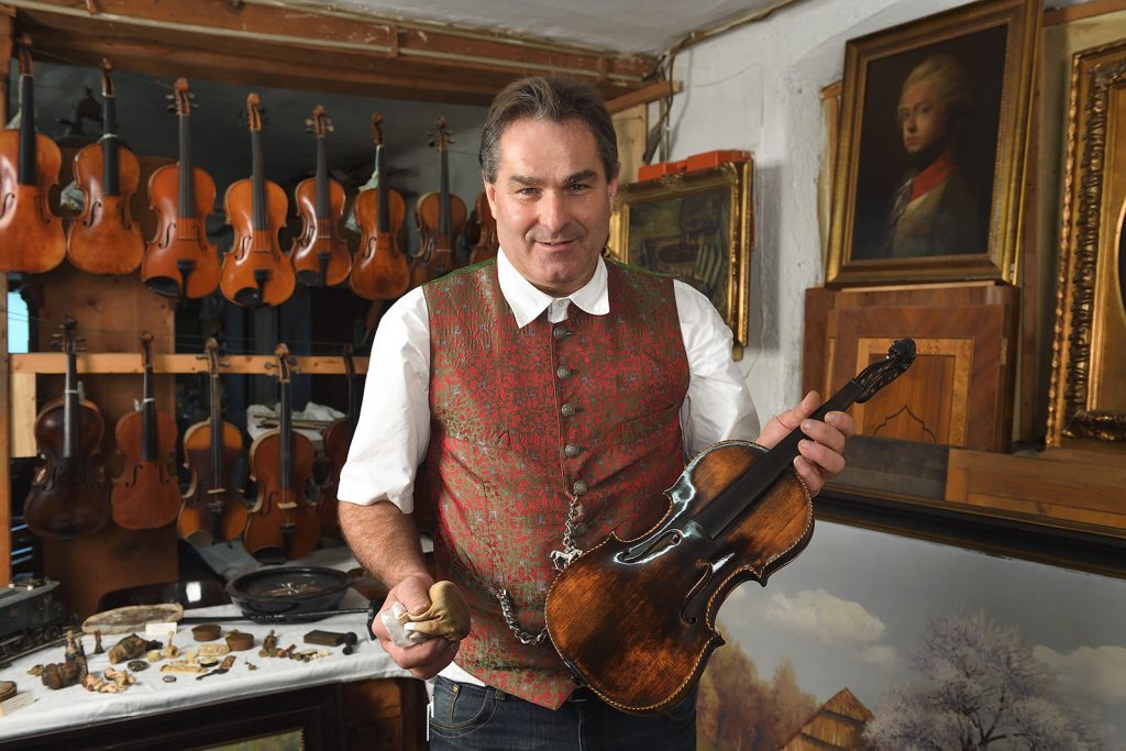Möbelrestaurator Josef Renz mit Geige